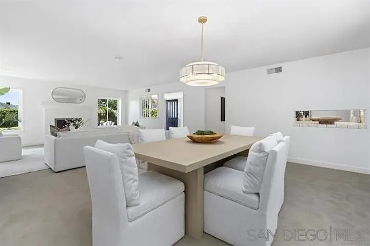 445 Avenida Primavera — Photo 8