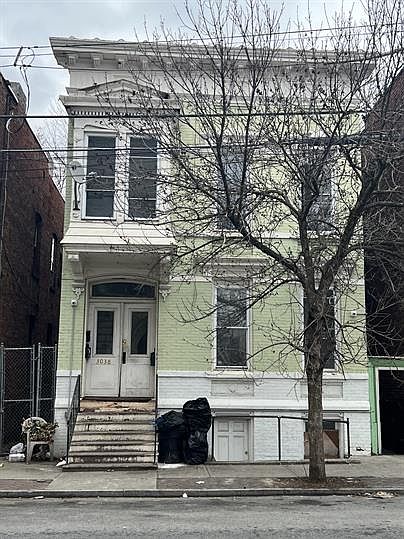 1st image of 3038 6th Ave #0