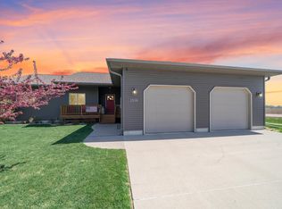 1598 Brandon Dr, Vermillion, SD 57069