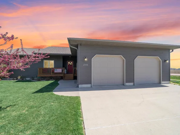 1598 Brandon Dr, Vermillion, SD 57069