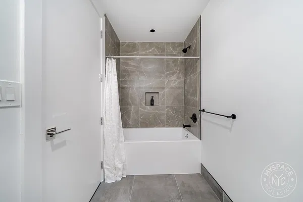 Bathroom, photo 2