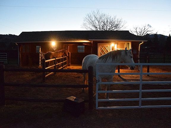 Barn, tack rm, hay storeage