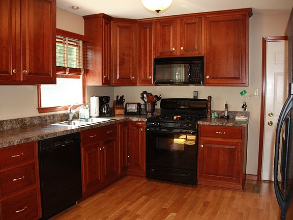 Custom Cherry Eat-in Kitchen