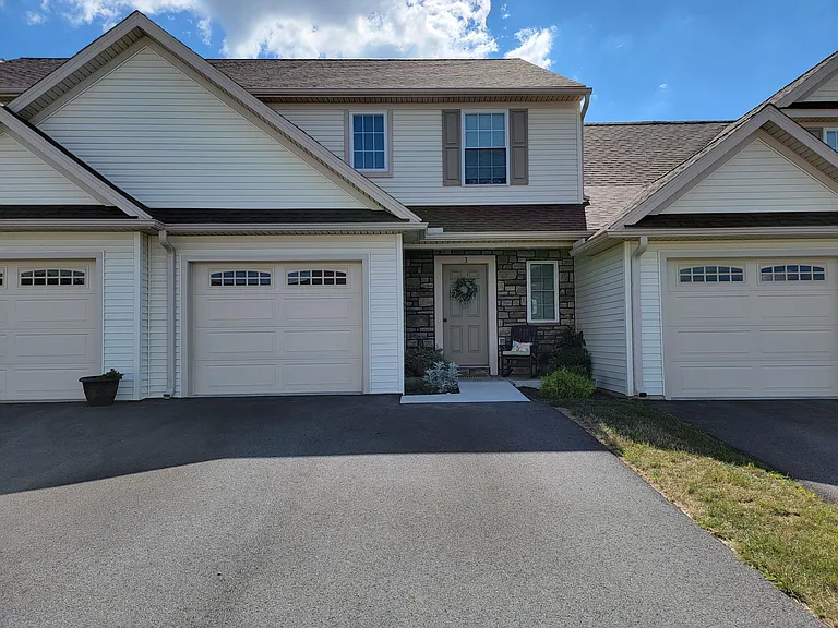 3 Broken Arrow Dr — Photo 1