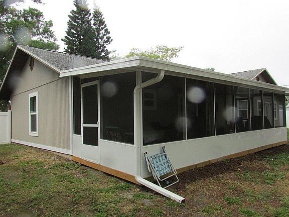 Screened in porch