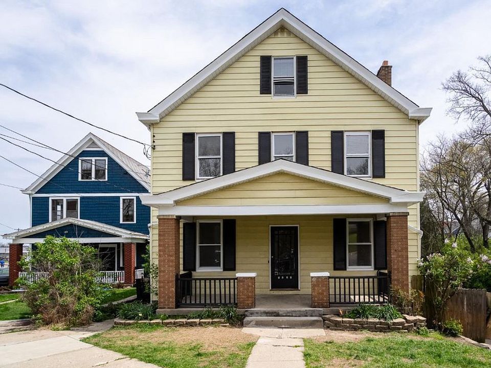 Front of property, with gardening spaces. Amazing curb appeal.