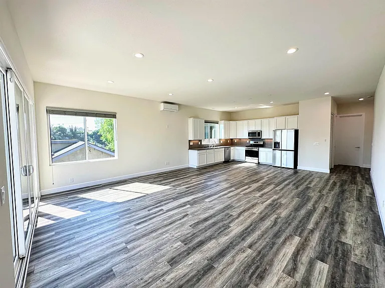 426 Sloane Ave — Photo 7