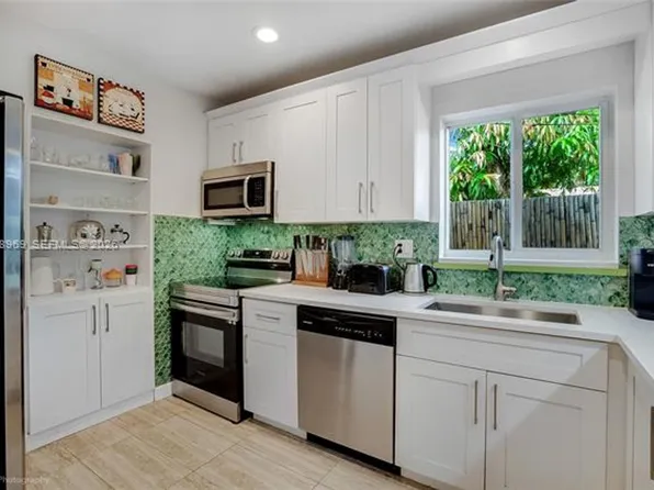 113 SW 2nd St #113, Hallandale, FL 33009