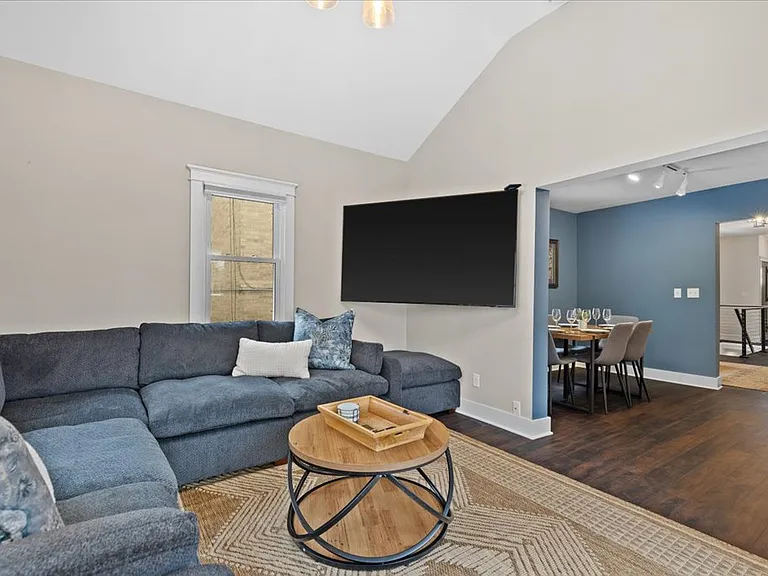 1608 N Astor St — Photo 17