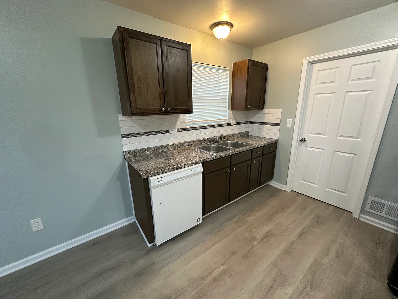3 bed, 1005 sqft, $1,300 — Photo 4