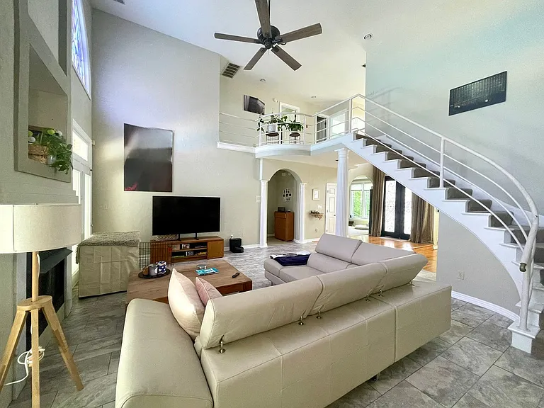 217 Golden Maple Dr — Photo 3