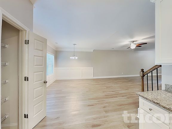 5th image of 821 Crescent Way