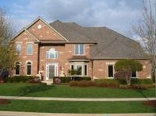 681 Waters Edge Dr, South Elgin, IL 60177
