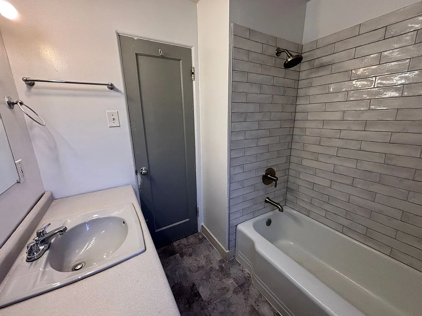 Spacious 3 Bed + Office, 2 Updated Baths Central Aurora — Photo 4