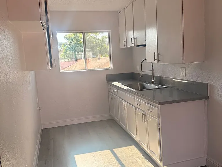 832 W 84th St — Photo 14