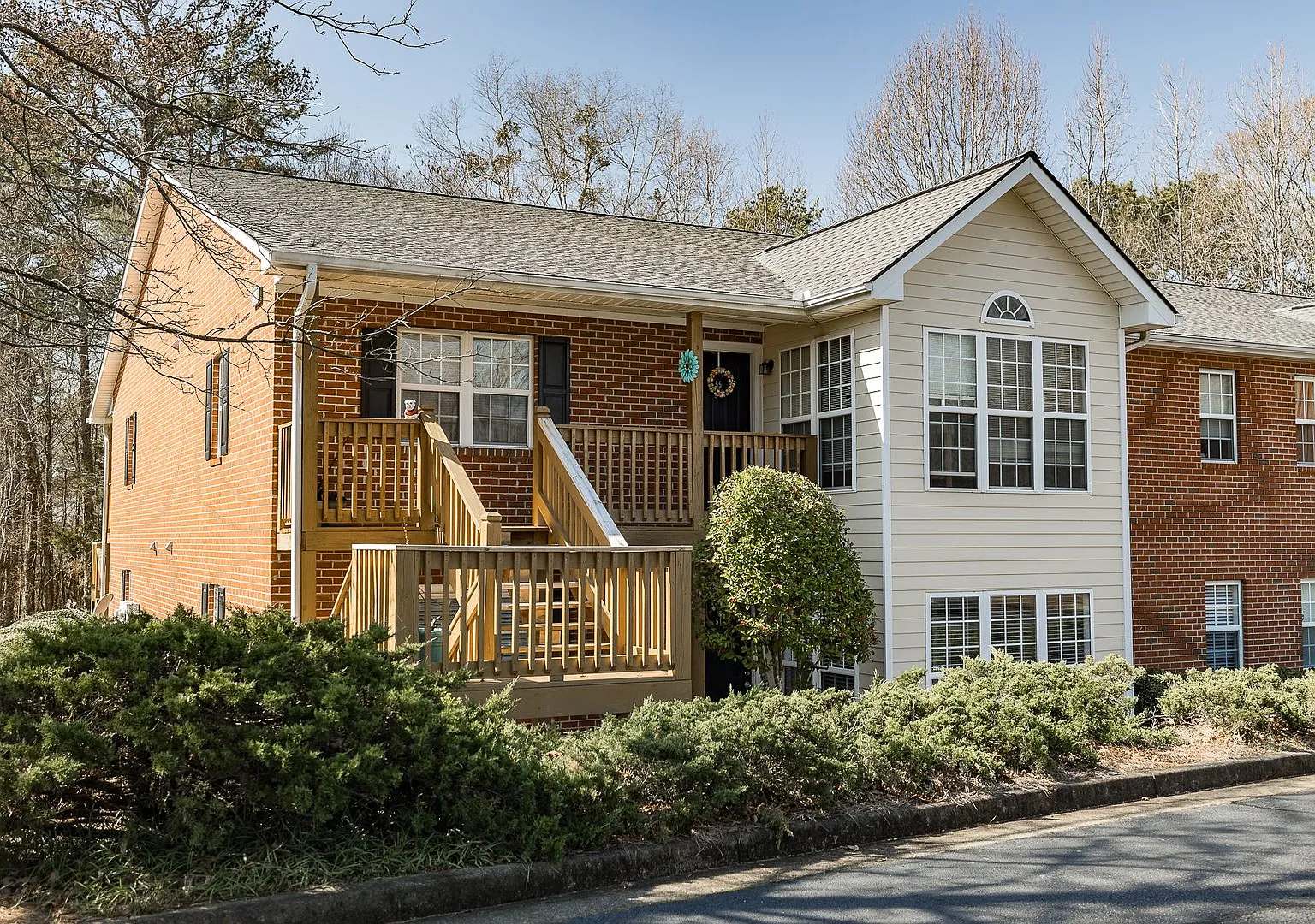 Spacious 2BR/2BA Near UGA — Photo 1