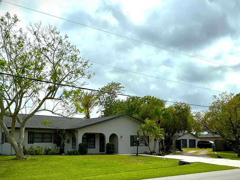 202 SW Crescent Ave — Photo 1