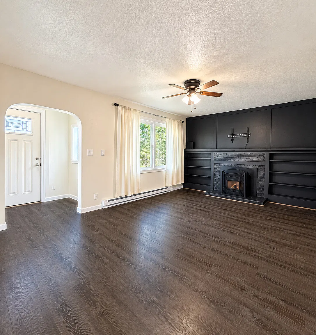 3 bed, 1.5 bath, 1305 sqft, $2,200 — Photo 4