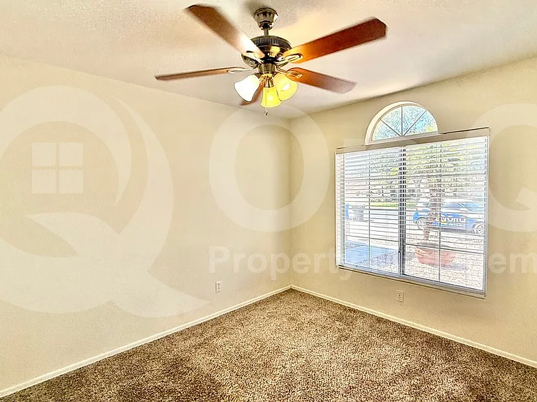 611 W Liberty Ln — Photo 15