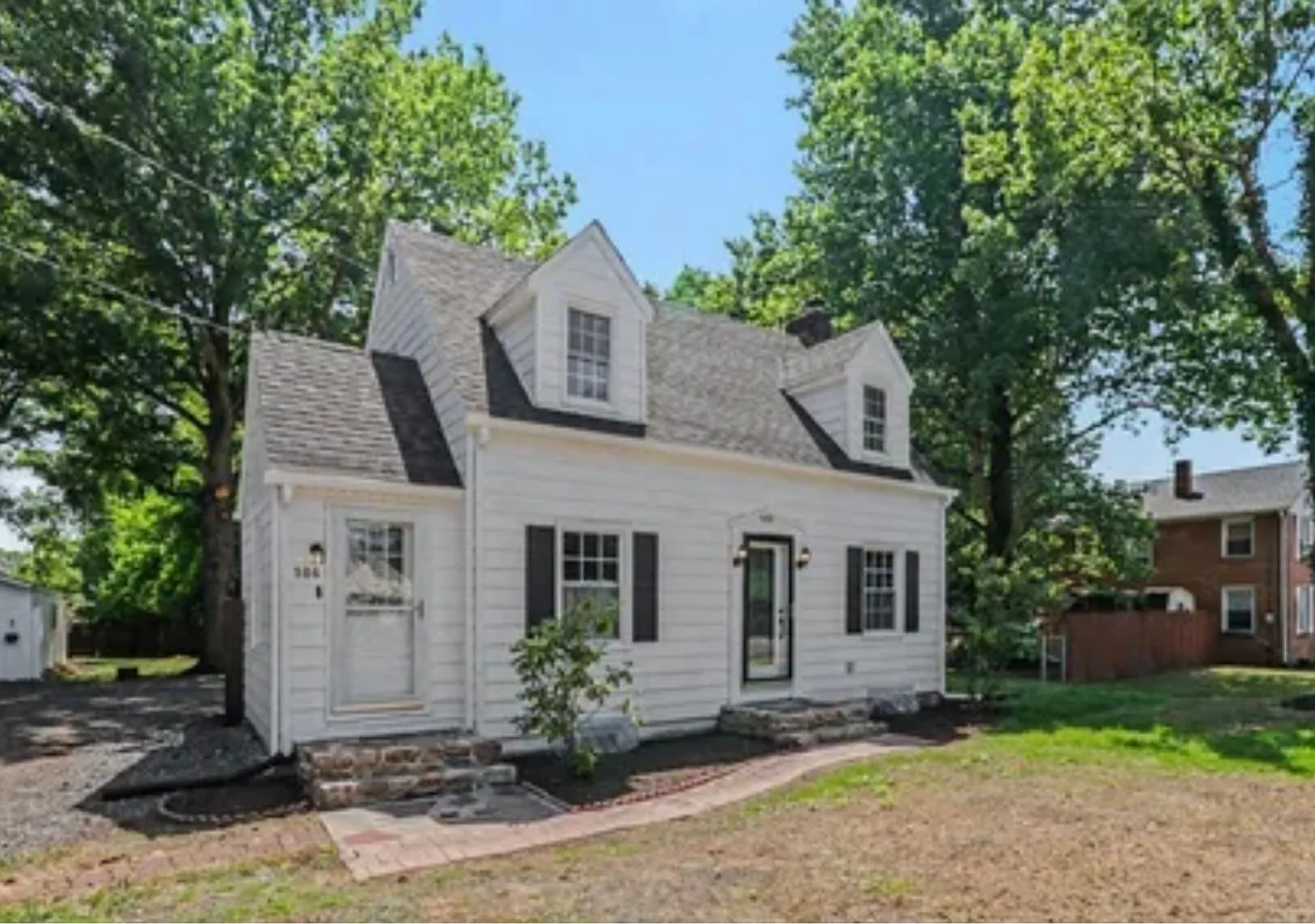 Beautifully updated Cape Cod 3 Bedroom 1/2 bath — Photo 2
