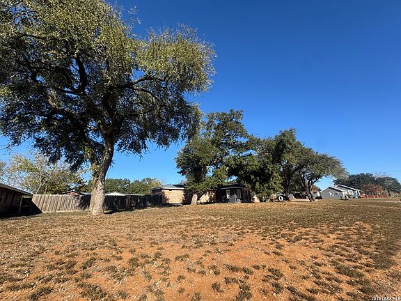 4th image of 1117 E Brazos