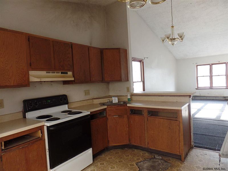 4th image of 528 TOWNWOOD Drive
