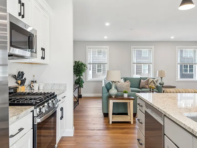 Bayberry Commons- 3 Bedroom 2.5 Bath Townhomes with 2 Car Garage — Photo 9