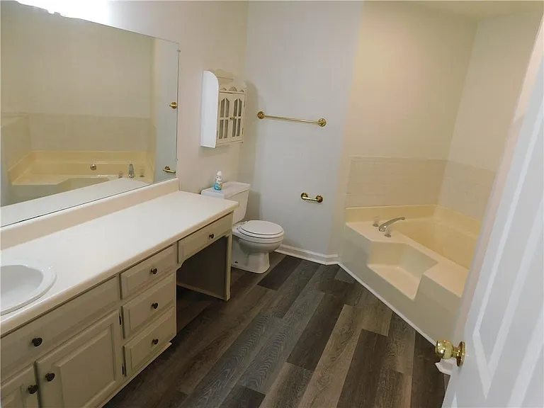 2460 Hinton Rd — Photo 10