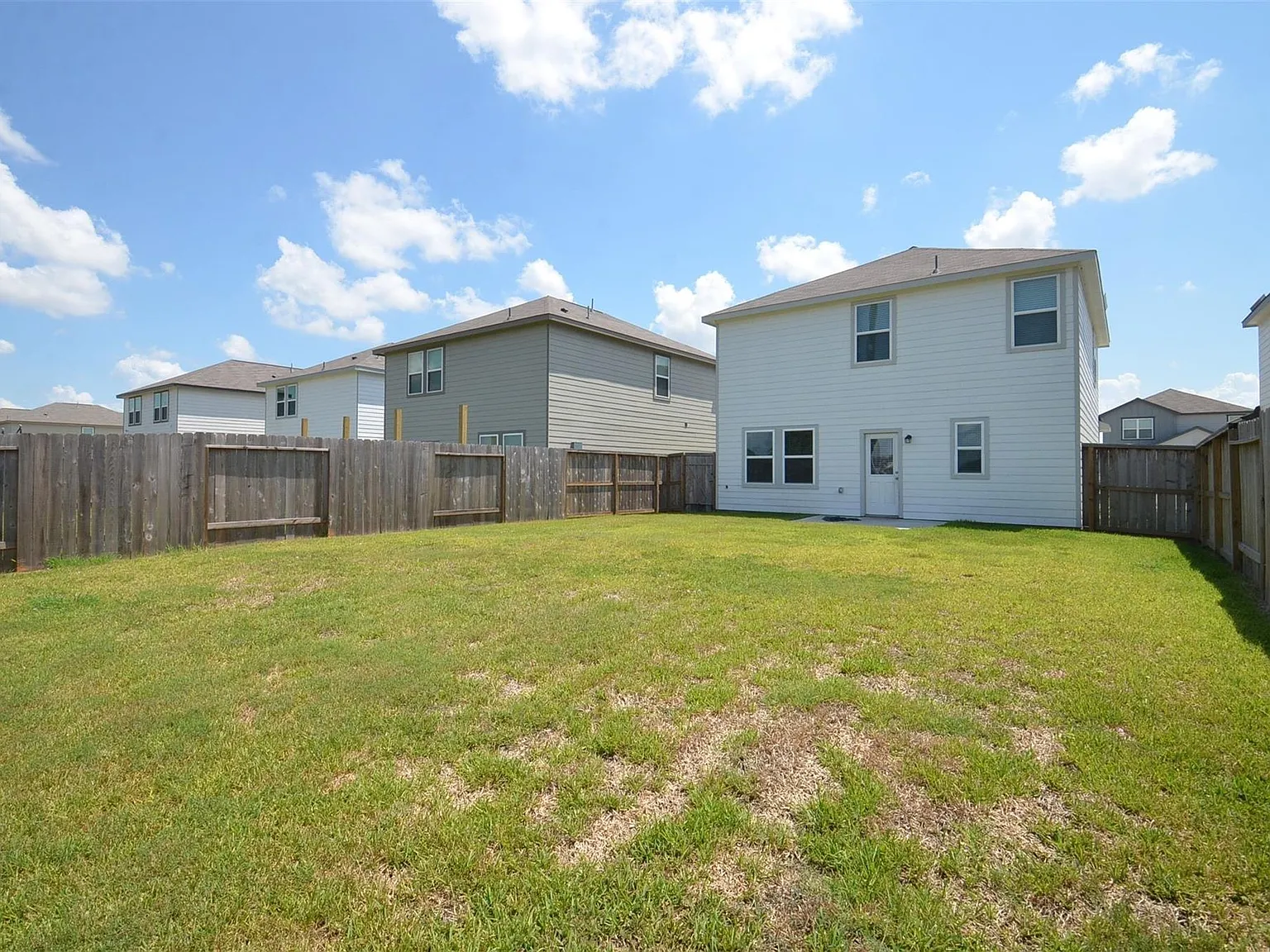 3 bed, 2.5 bath, 1615 sqft, $2,100 — Photo 4