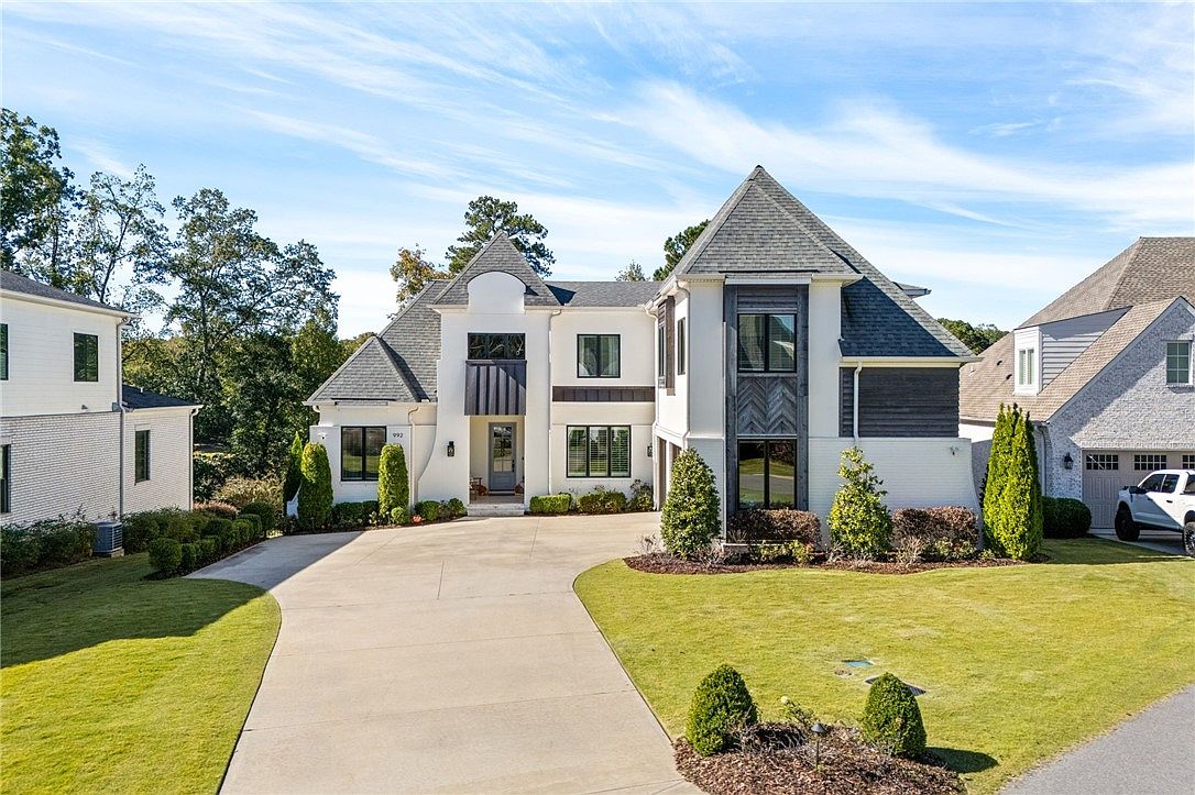 992 Fairview Dr