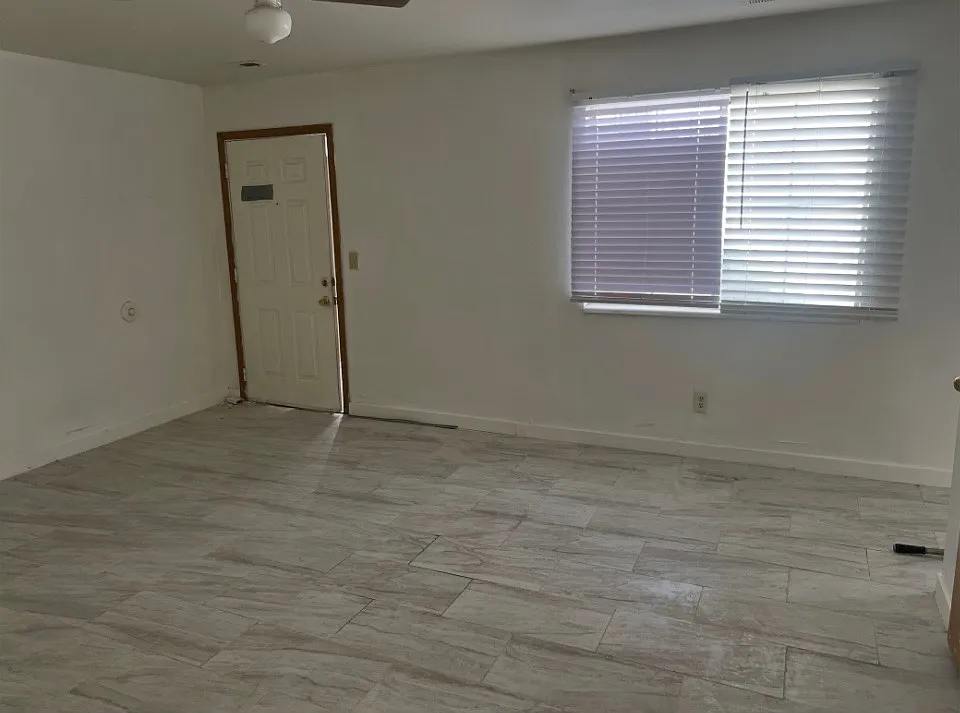 325 N 700 W - 34 — Photo 2