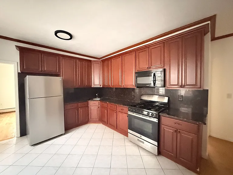 16 Woodlawn Ave #3E — Photo 1