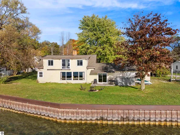 4541 Main St, Onekama, MI 49675