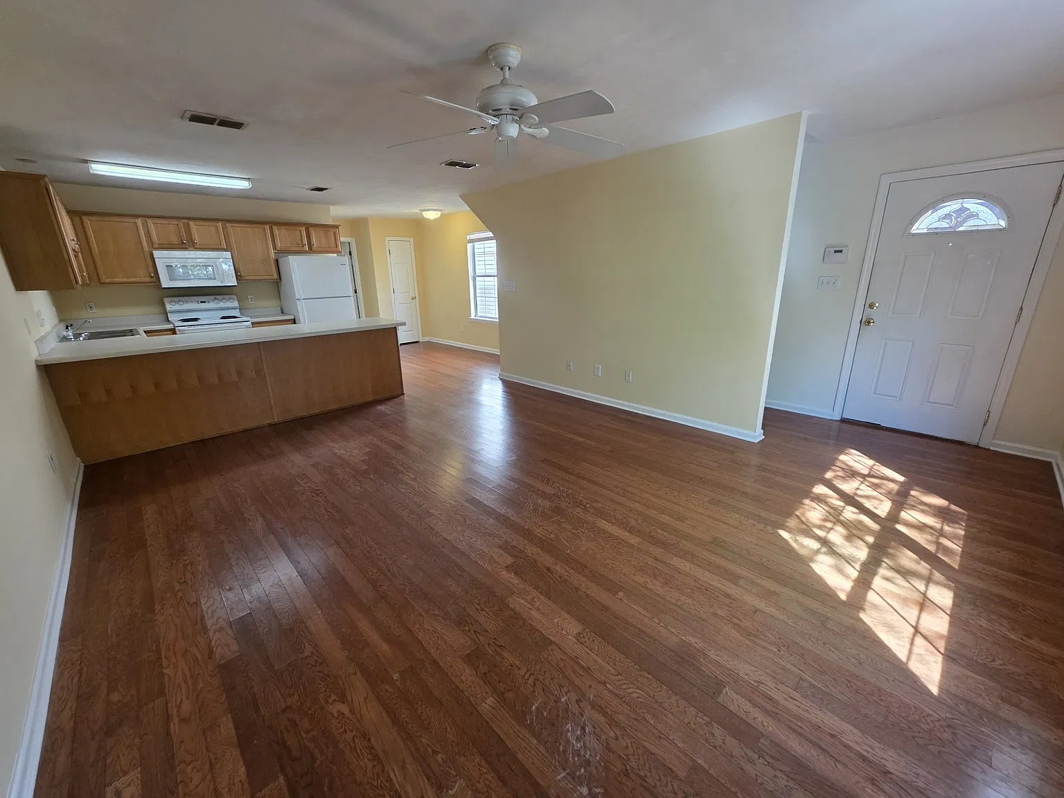 3 bed, 1485 sqft, $2,100 — Photo 3