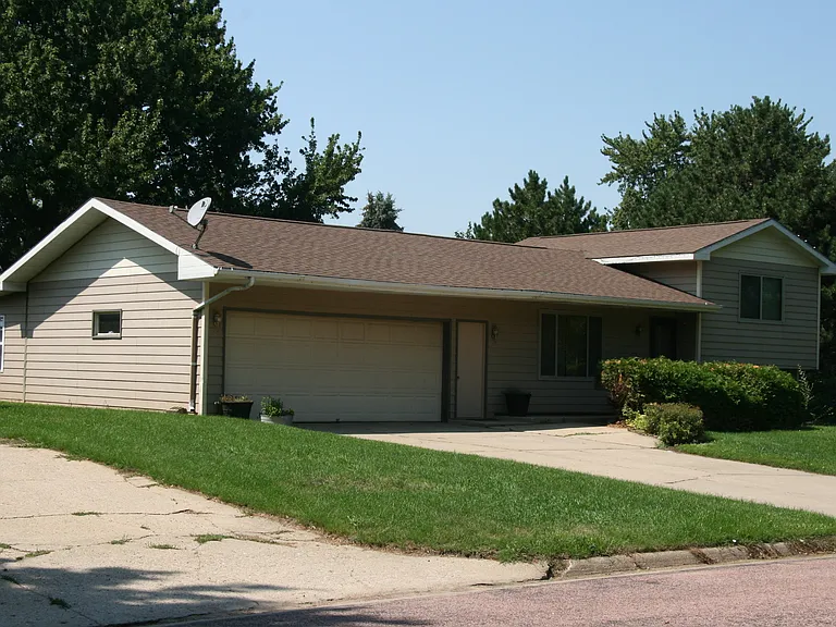 361 Sunset Dr — Photo 2