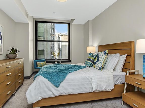 4th image of 31 S La Salle St #918
