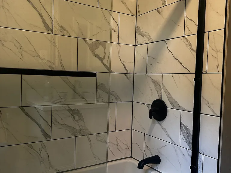 Tub/shower in full bathroom