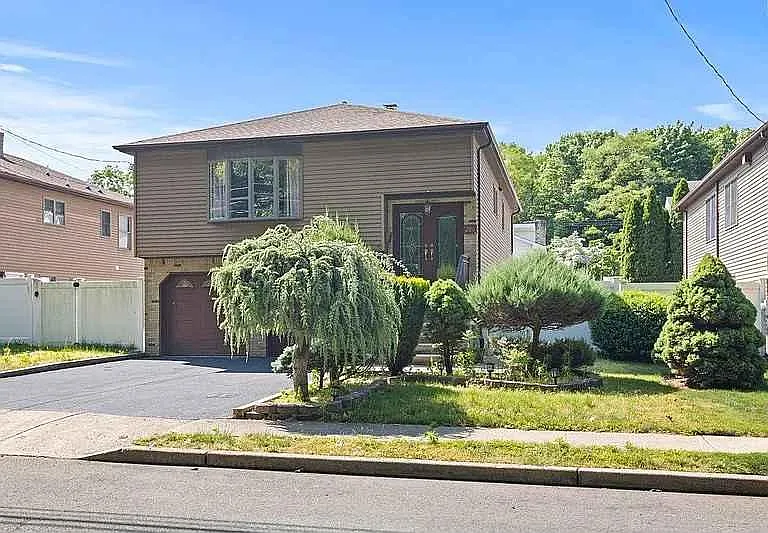 286 Gilbert Ave — Photo 1