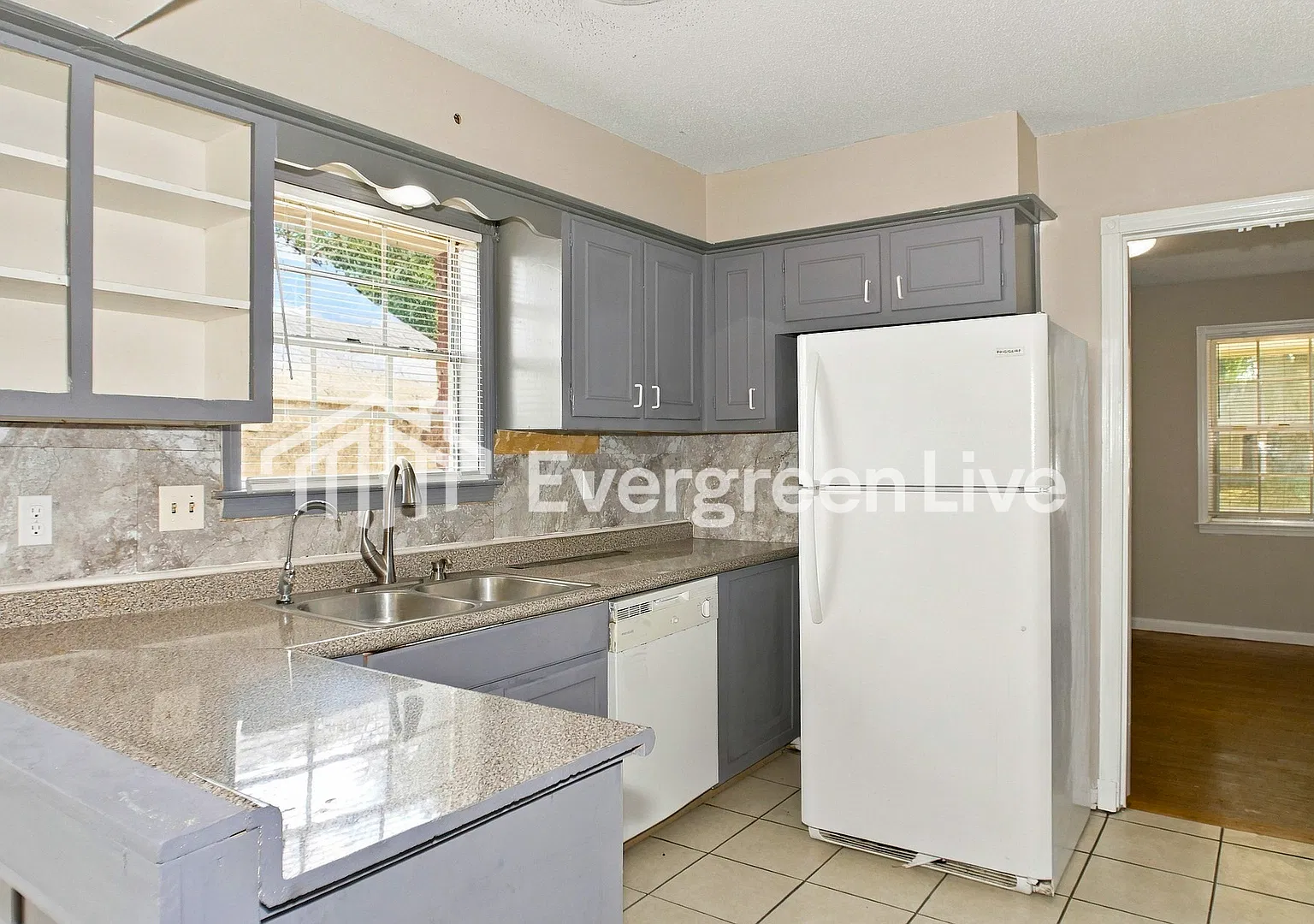 4 bed, 2.0 bath, 3025 sqft, $1,445 — Photo 4