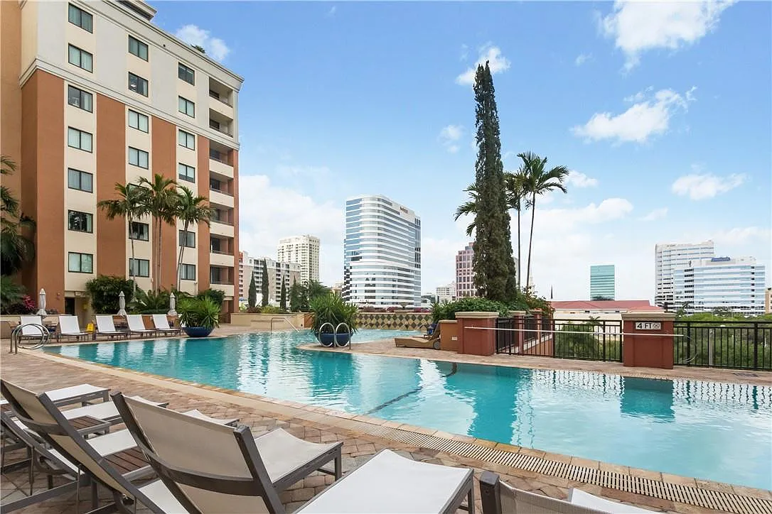 1 bed, 1.0 bath, 835 sqft, $2,400 — Photo 1