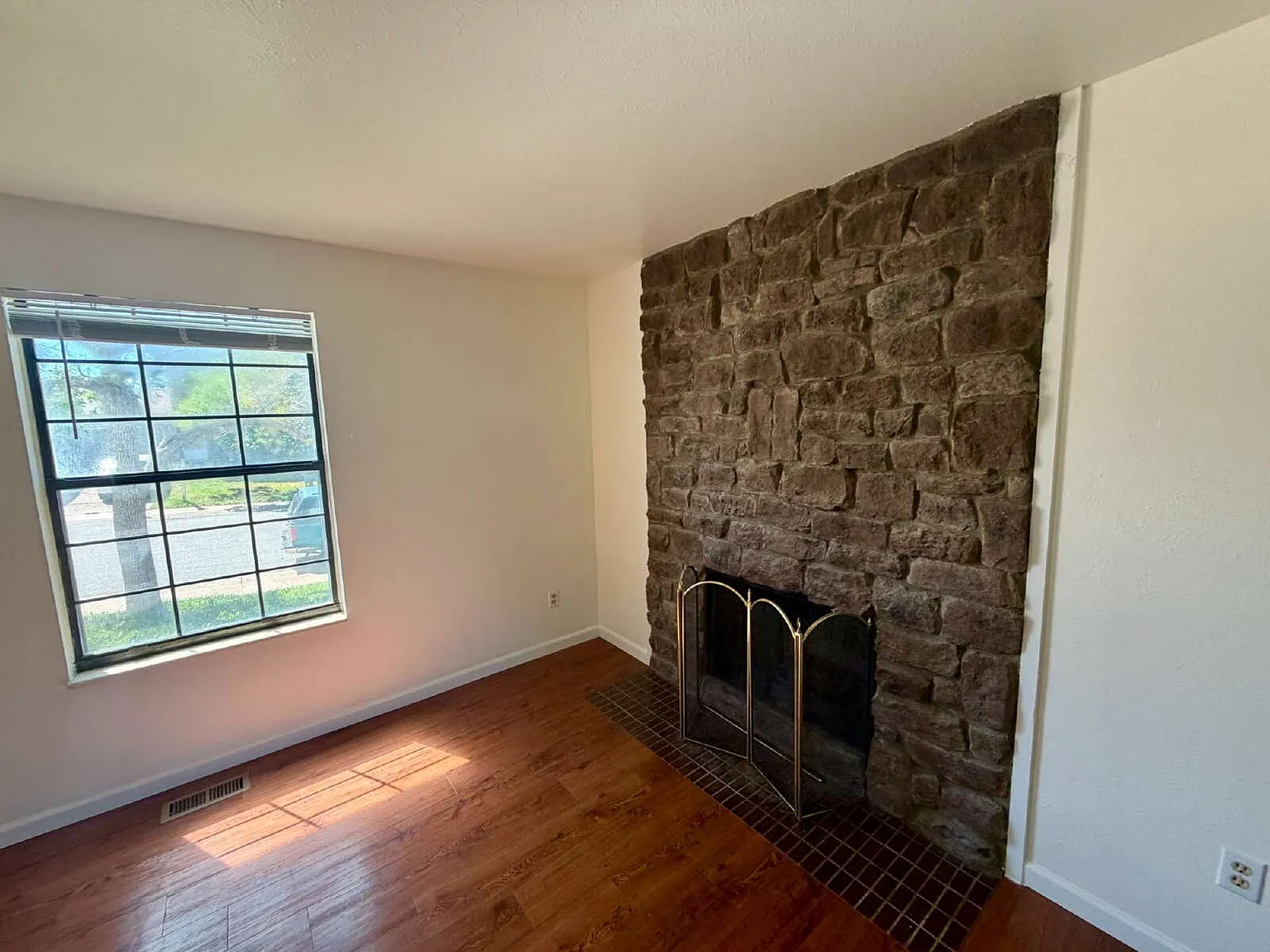 3 bed, 2.0 bath, 1700 sqft, $2,400 — Photo 3