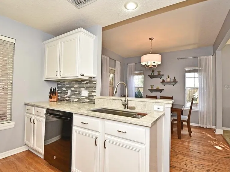 1042 N Hampton Ave — Photo 13