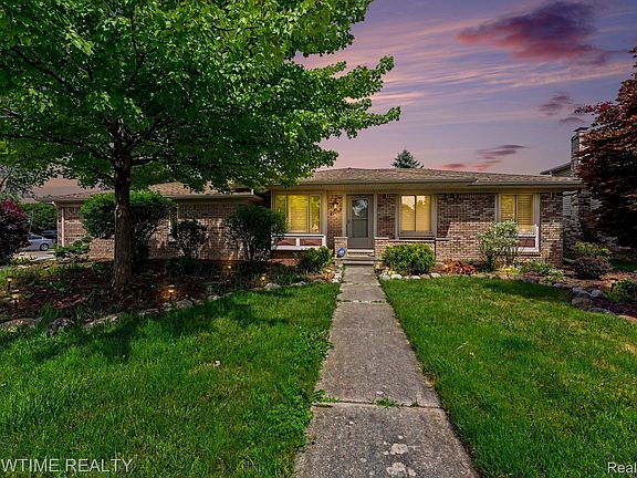 2nd image of 40298 Sandy Dr