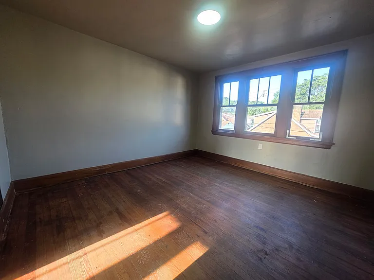 1624 Woodburn Ave — Photo 9