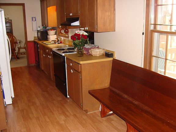 Kitchen w/Laminate Hardwoods