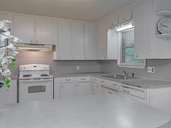 5th image of 302 E Fairlane Dr