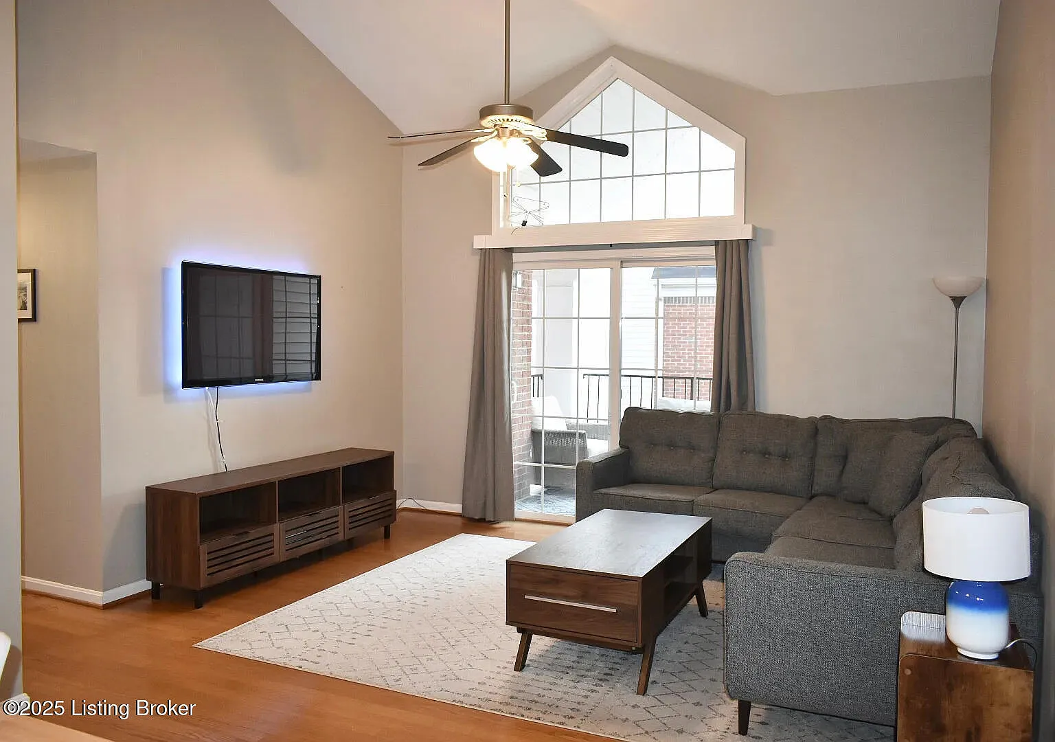 2 bed, 2.0 bath, 1000 sqft, $1,500 — Photo 1