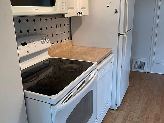 Newer side of kitchen