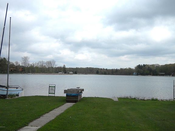 3rd image of 17040 Falcon Dr NE