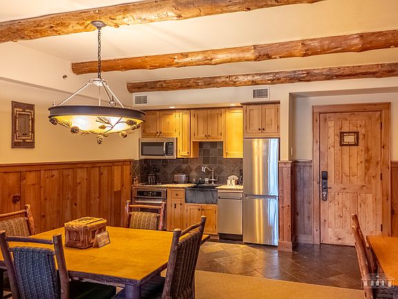 3rd image of 7 Whiteface Inn Lane Int #226-9